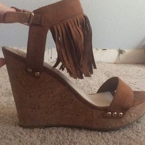 WEGDEDHEELS WITHA FRILLYBAND AROUND THE ANKLE